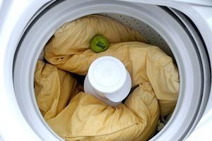 Стирка подушек в стиральной машине – всё, что полезно знать хозяйке